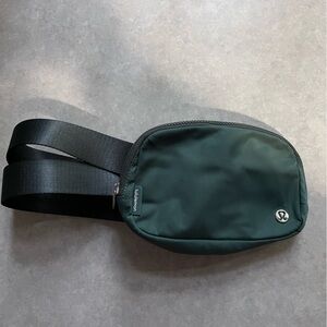 Lululemon forest green 1L belt bag